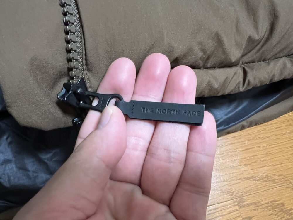 ジッパータグにもノースフェイスの文字