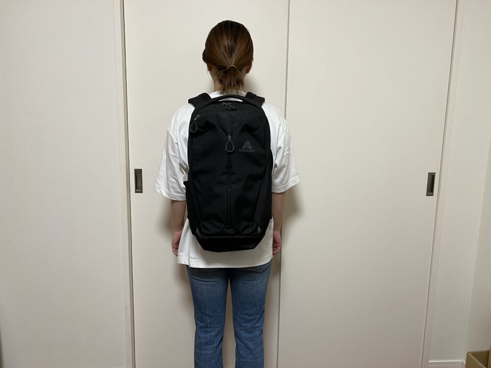 女性が背負うと