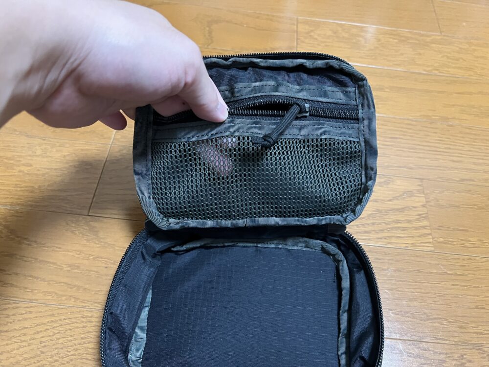 ジッパー付きの収納スペース