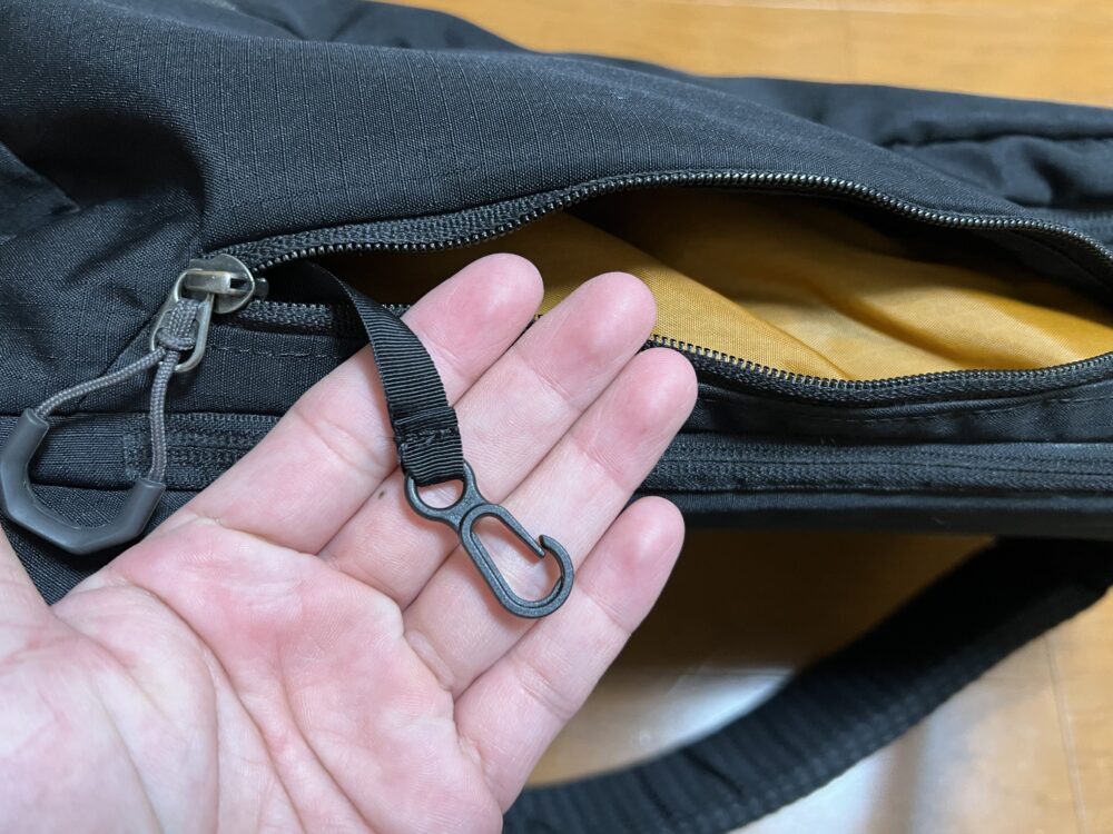 サイドのジッパーポケット