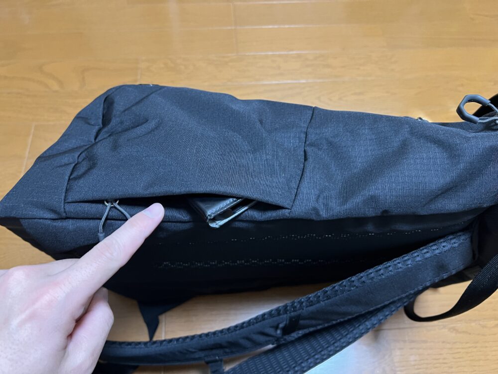 サイドのジッパーポケット