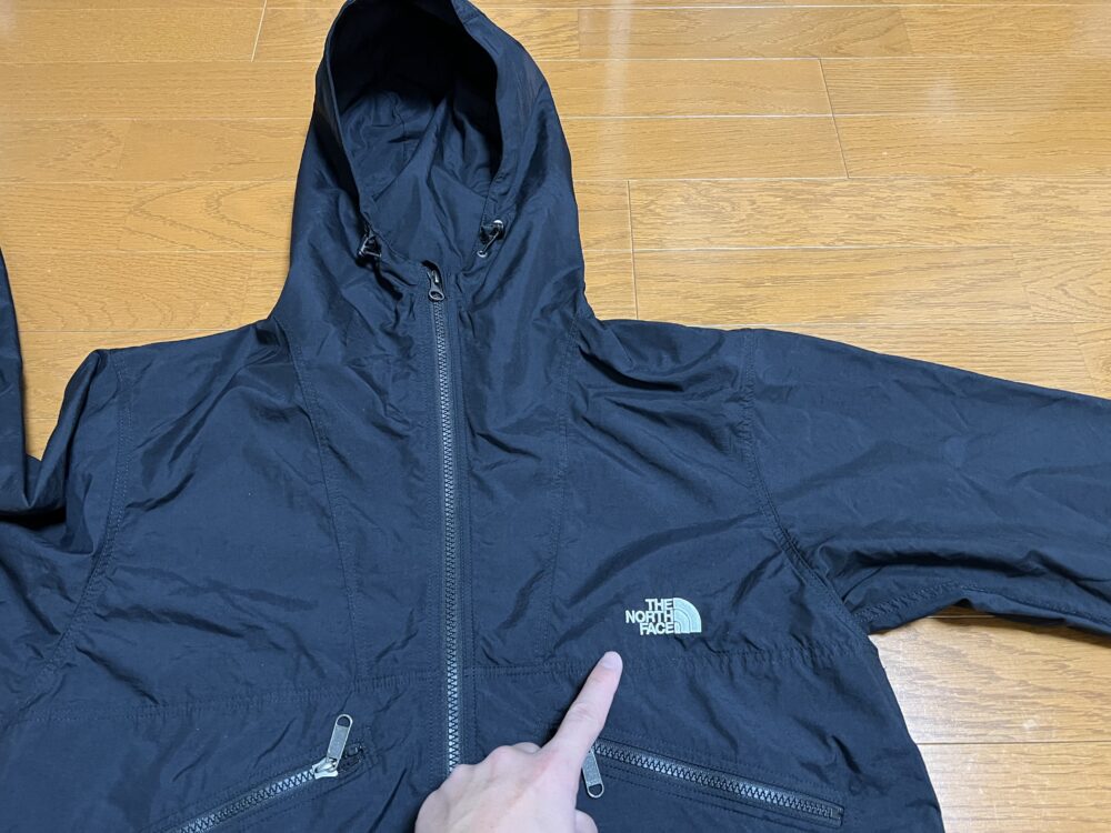 左胸のロゴは刺繍