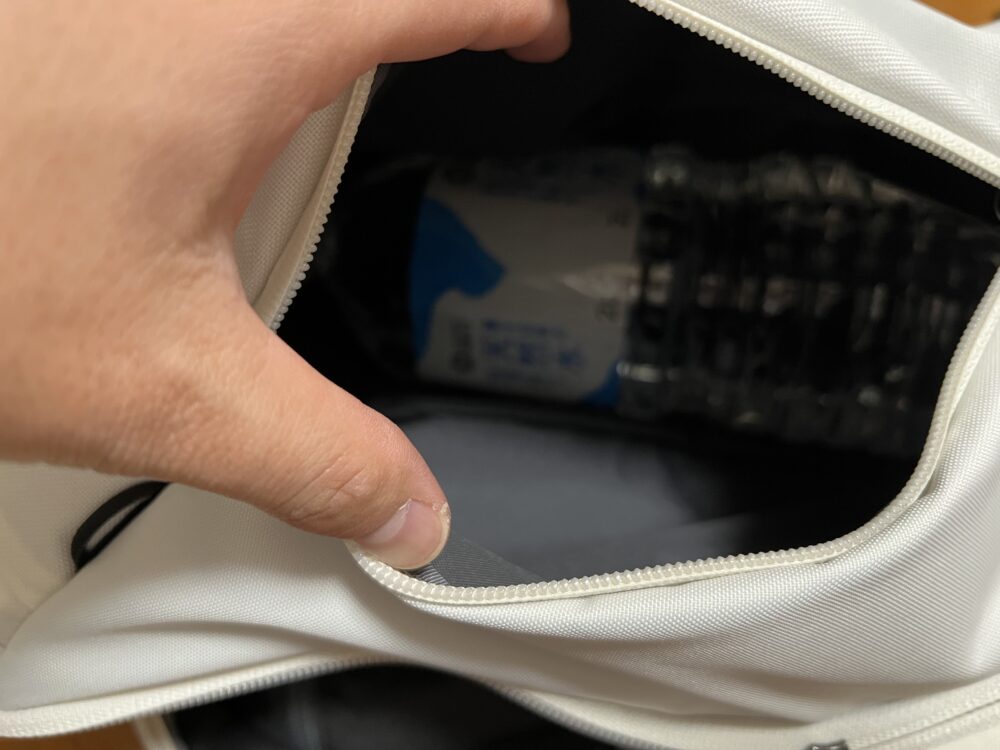 正面から見て左側からアクセス