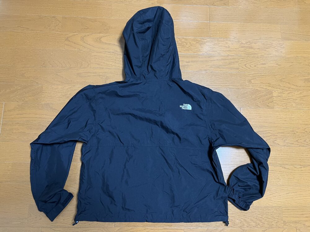 背面、右の肩にもロゴあり