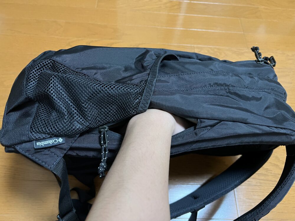 サイドのジッパーポケット