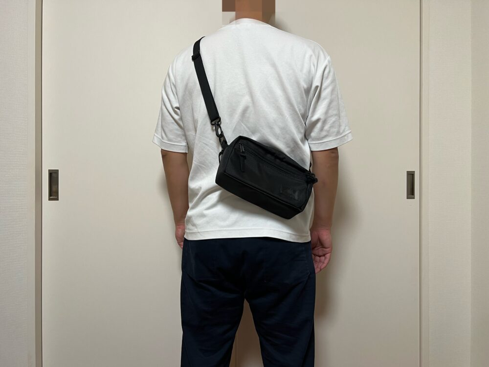 パデッドショルダーポーチM使用のイメージ（背面）