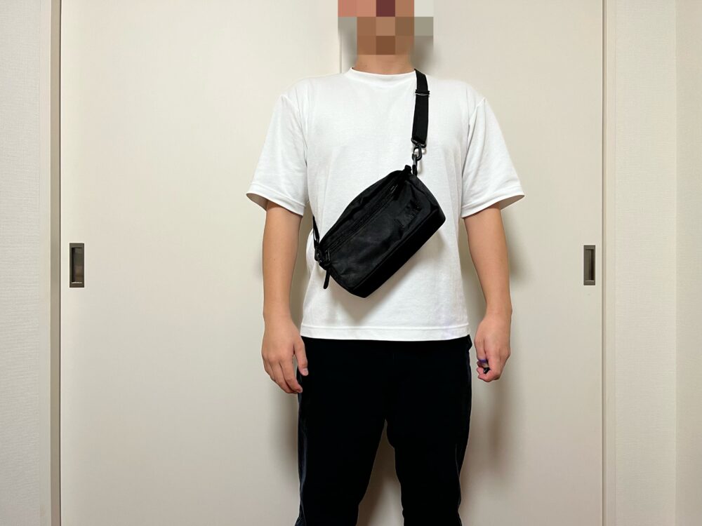 パデッドショルダーポーチⅯ使用のイメージ（正面）