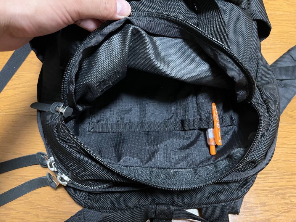 ロゴの裏のフロントポケット