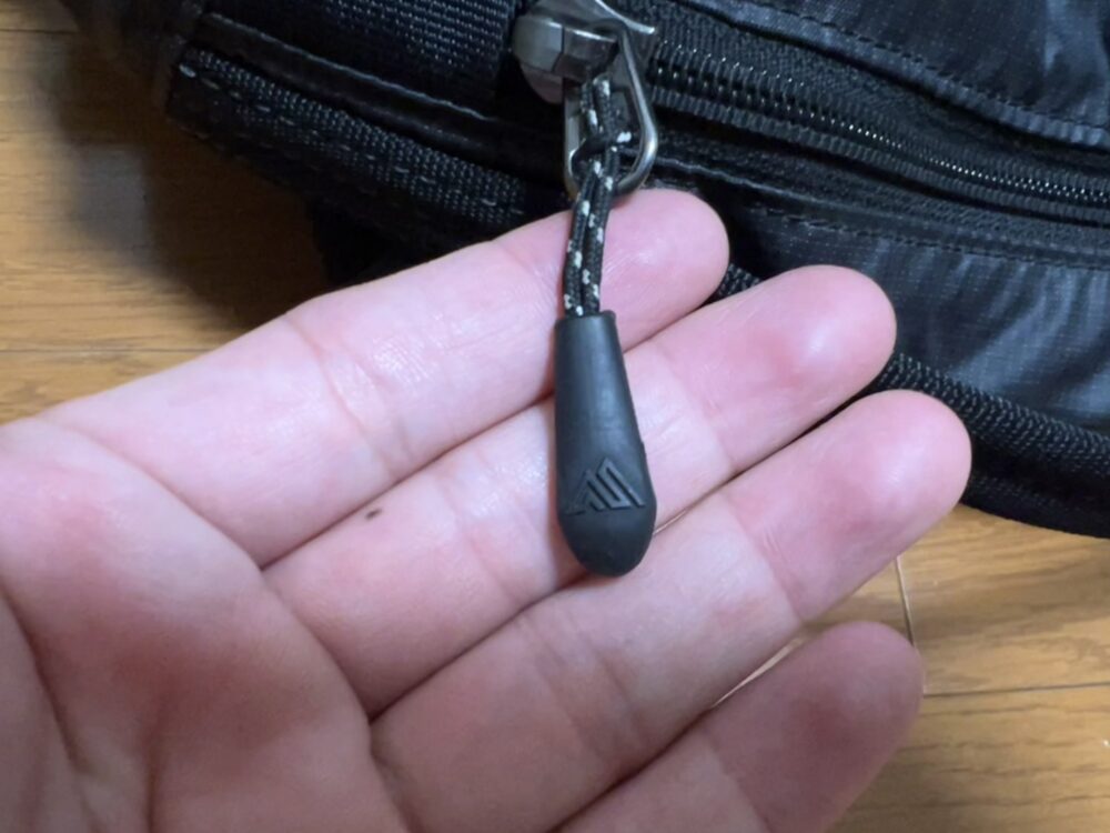ジッパータグが付いている