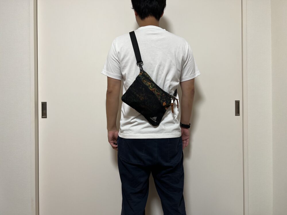 クラシックサコッシュ使用のイメージ(背面)