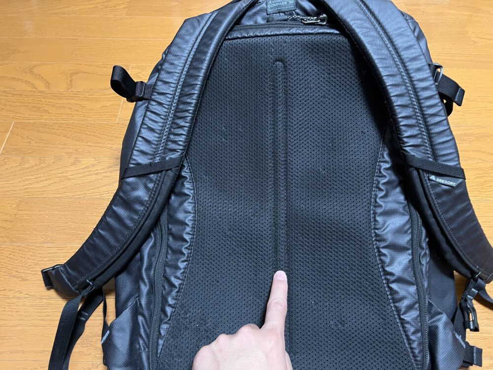 背面は空洞