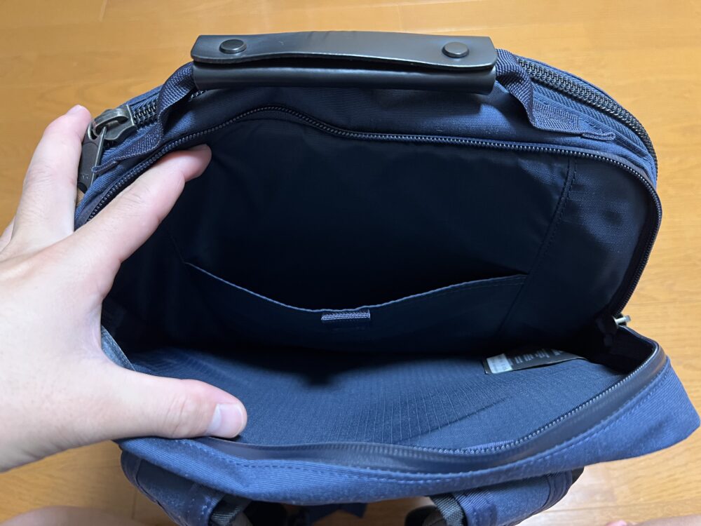 背面よりのポケット