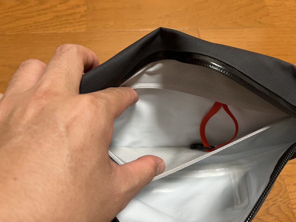 ジッパー付きのポケット