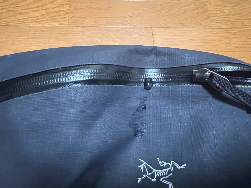 ジッパーも水を弾きます